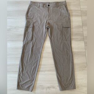 Vuori Meta Cargo Performance Pants Chino Stretch Men’s Size 34 Grey Brown